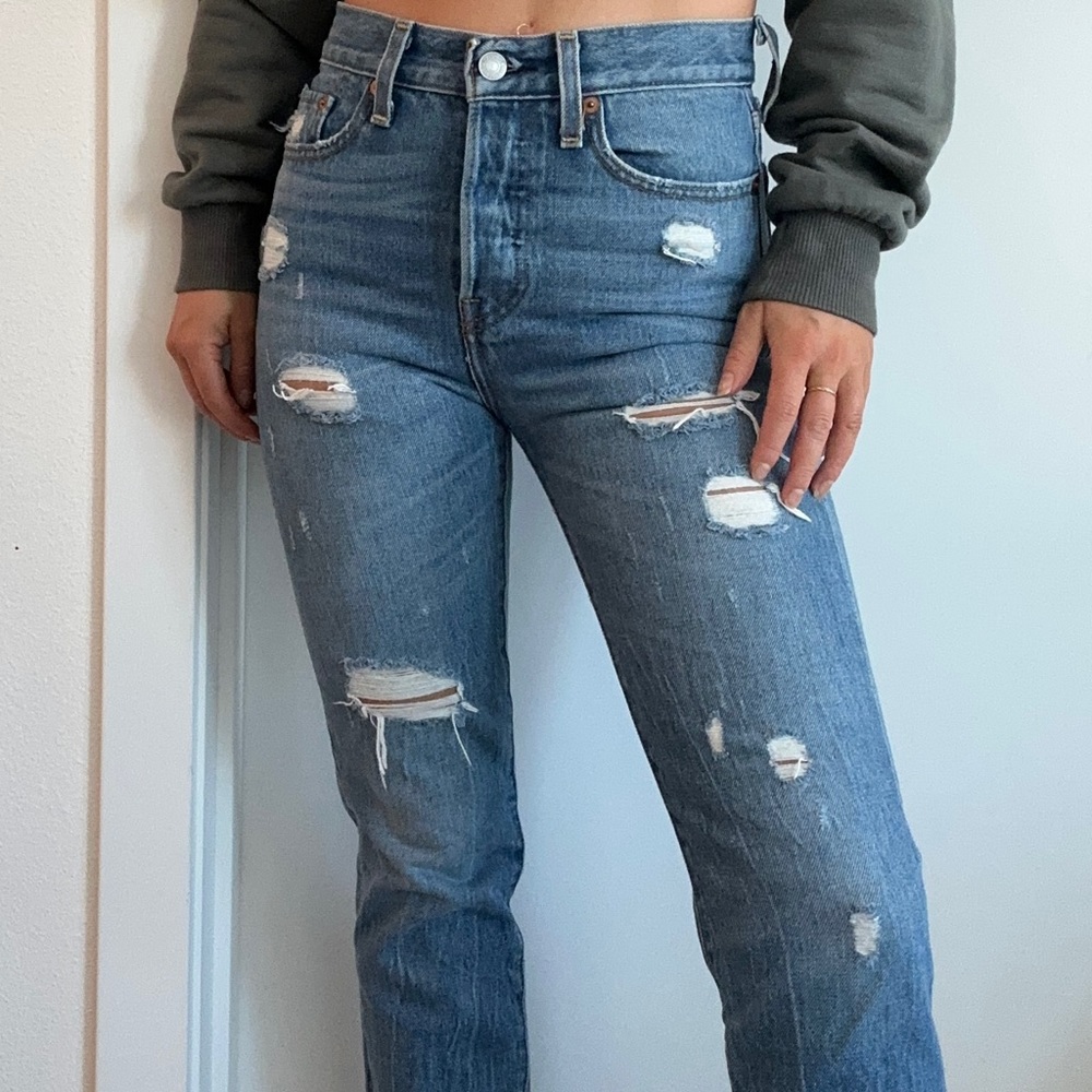 Super cute distressed Levi’s 501 s Wedgie fit